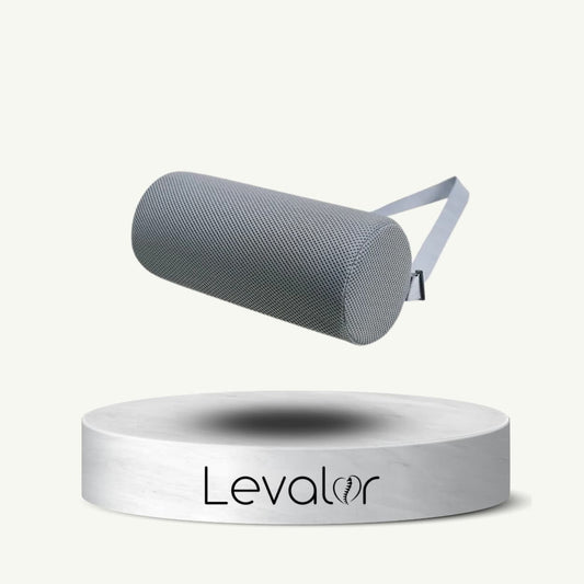 traversin de soutien lombaire levalor gris à placer sur une chaise de bureau ou un siège de voiture, il est aussi utilisé pour la nuque, les cervicales, les genoux ou les lombaires